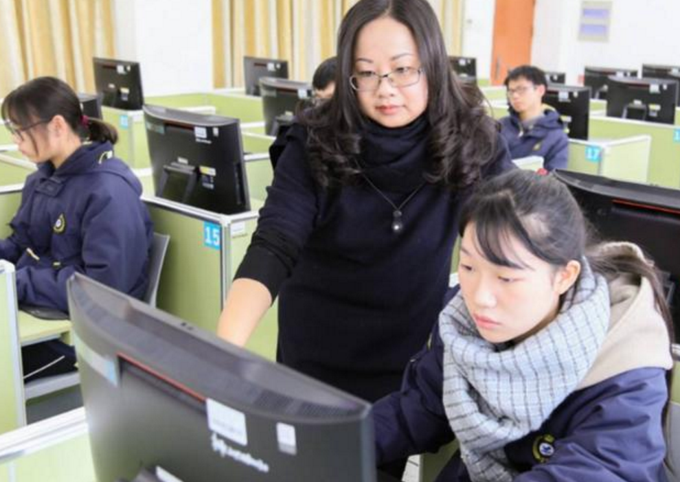 师范已经不“吃香”了？中小学教师超编，仅这3门学科求贤如渴