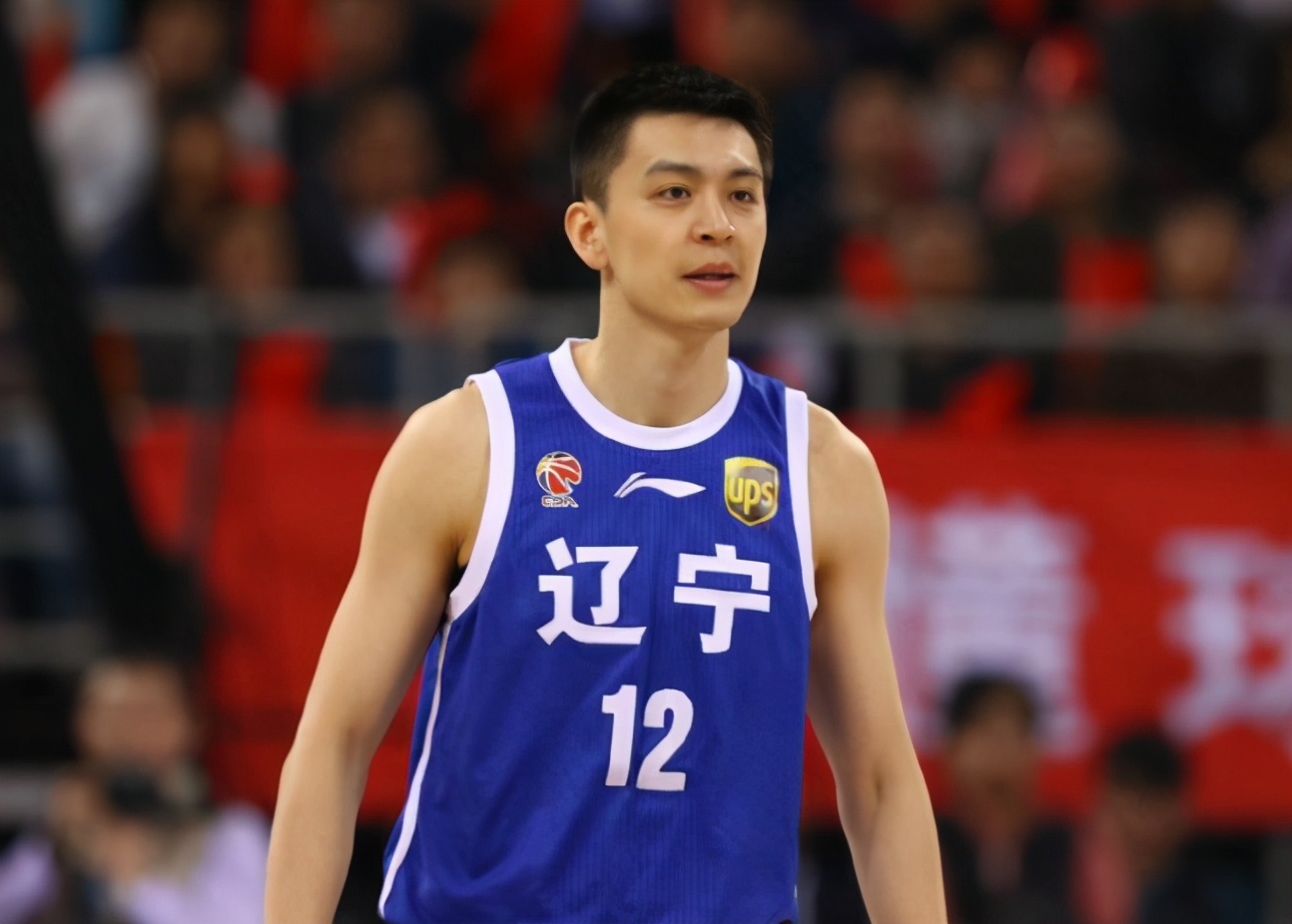 辽宁队新赛季大胆改变,让球衣颜色成为豪门代名词)