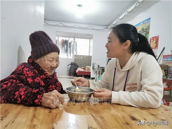 感动！内江女子带着八旬奶奶出嫁，为照顾老人多年不出远门