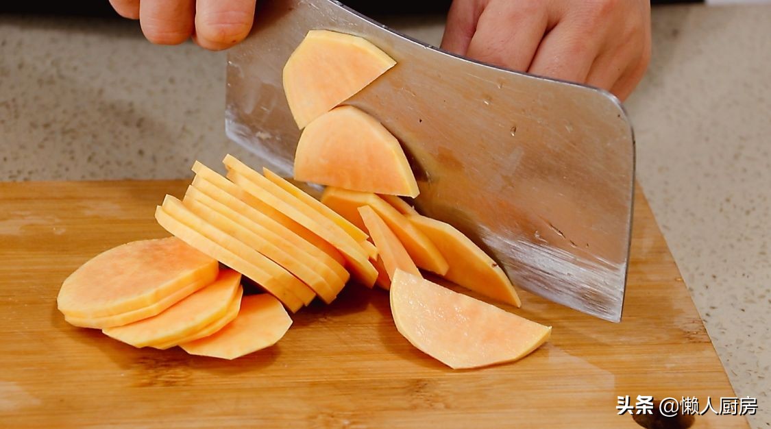 天气越冷，红薯越来越甜，遇到酥皮红薯饼别手软，3张手抓饼搞定