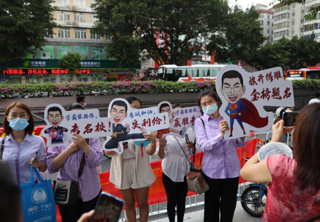 家长为高考生花式应援，穿旗袍拿向日葵是常态，紫色裤衩才硬核