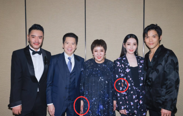 偶遇向佐一家看画展，郭碧婷素颜出镜被夸很美，小奶皇长得很可爱