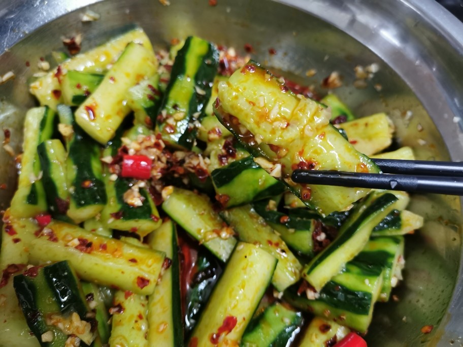 凉拌黄瓜的美味做法：清爽脆嫩的家常小菜