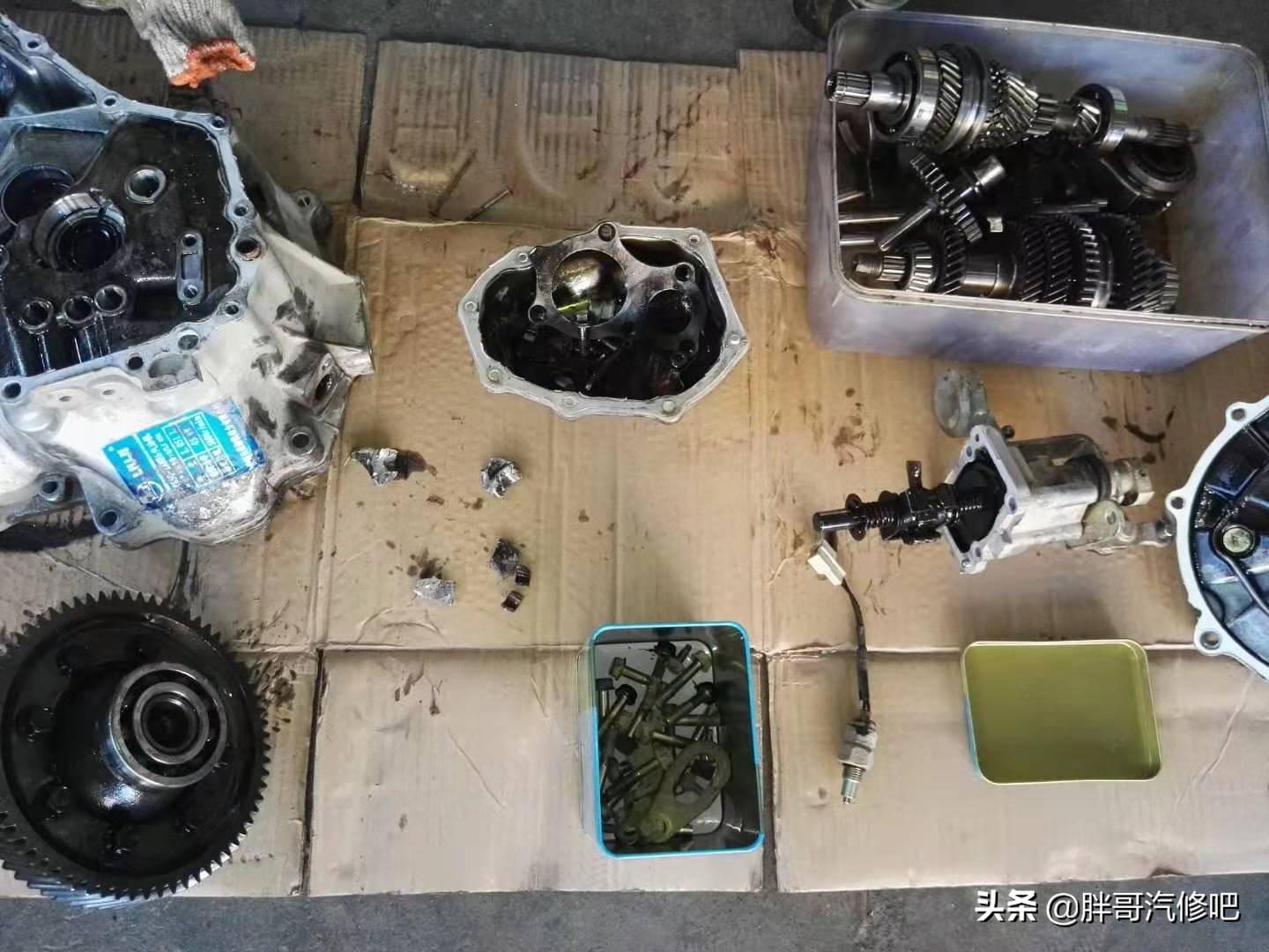车主非正常启动车辆，然而一个小失误，变速箱被击了大窟窿