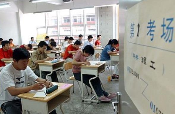 新高考实行一年，部分老师感受到了“生存危机”，直言想转行