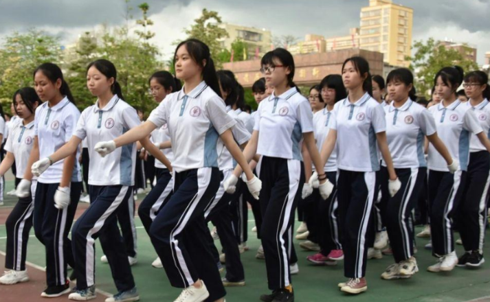 贵族学校与普通学校“校服对比”，这3点差距现实，学生：不公平