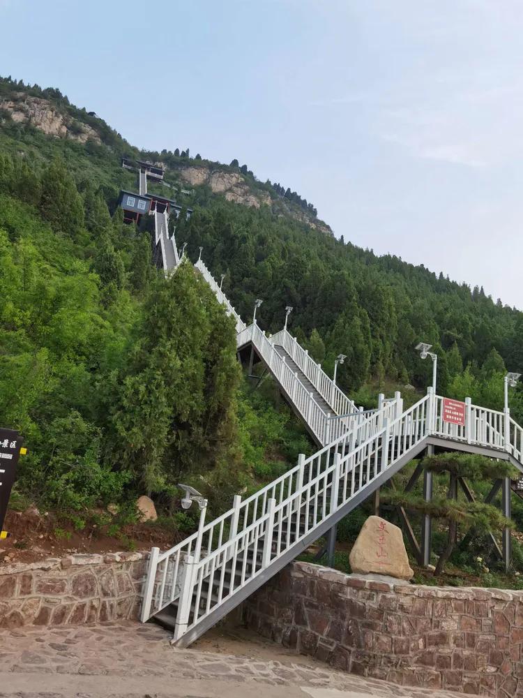 出游灵岩大佛山(一座充满爱和刺激的山,济南灵岩大佛山)