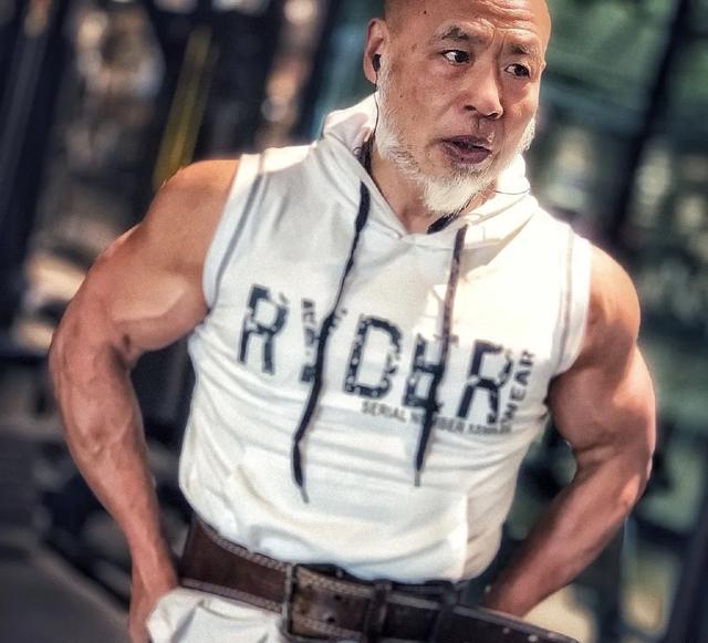 一身腱子肉,撩走小13岁娇妻