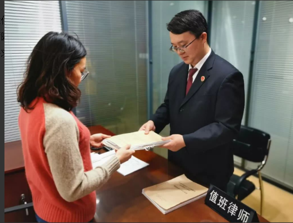 法学学生毕业10年后，才懂选律师事务所还是公务员，差距一目了然