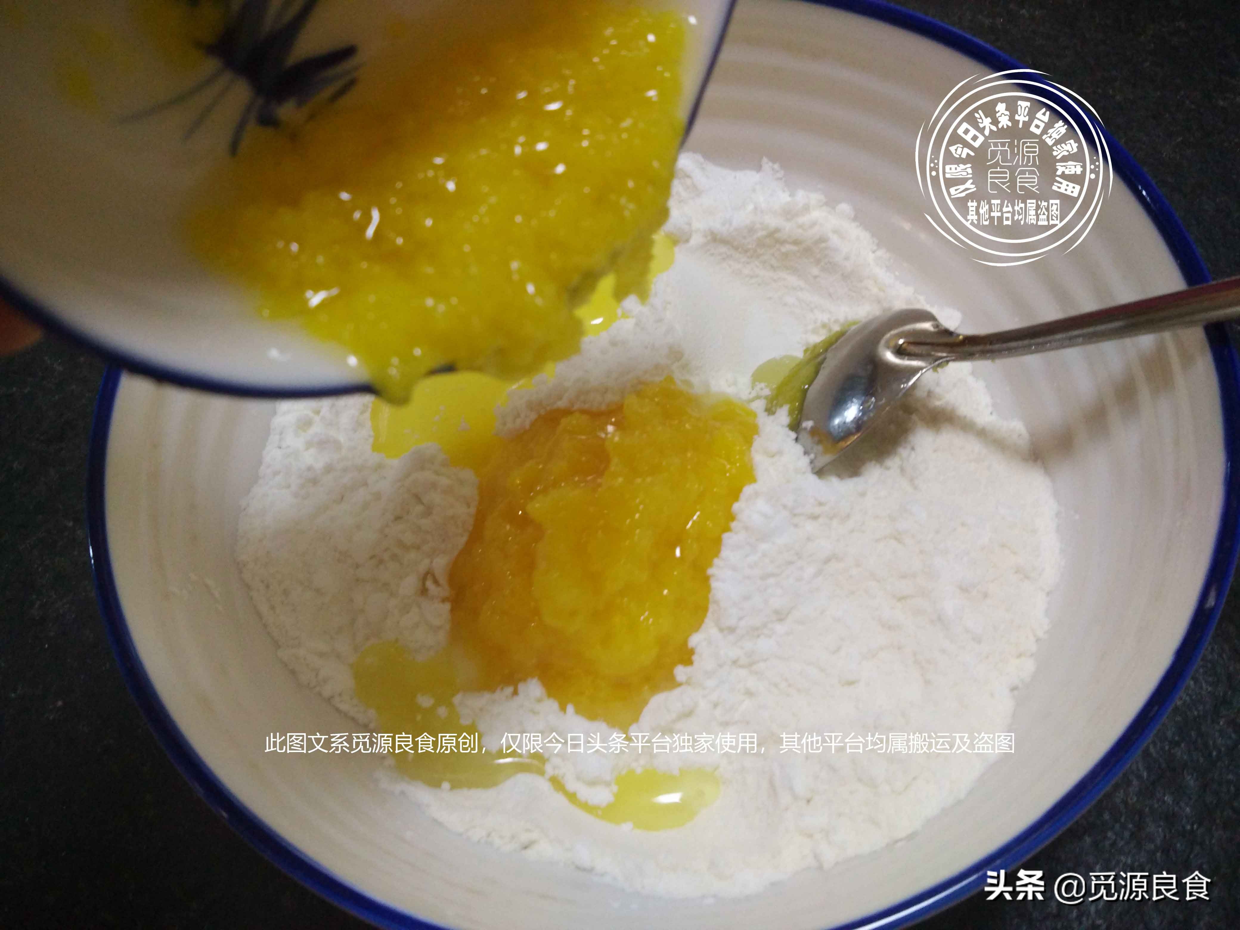 一碗面粉两个鸡蛋，不用烤箱，自己在家做饼干，比甜品店还美味