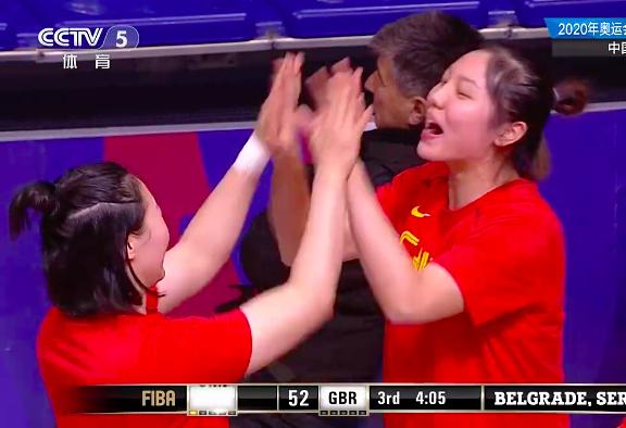 中国女篮真霸气，落后8分疯狂翻盘9分，2米05女巨人大帽英国格林
