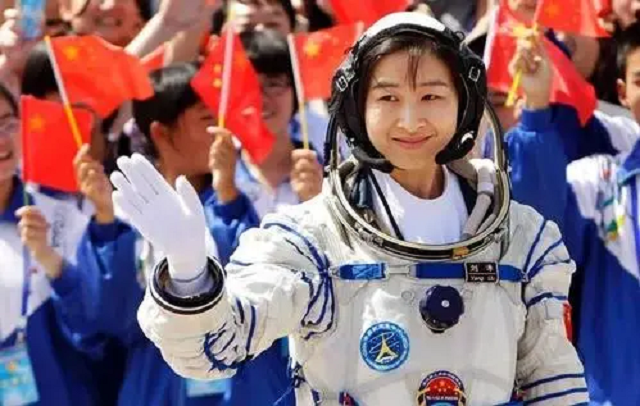 中国首位女宇航员(中国首位女航天员，出发前给丈夫留下两条遗言，如今现状如何？)