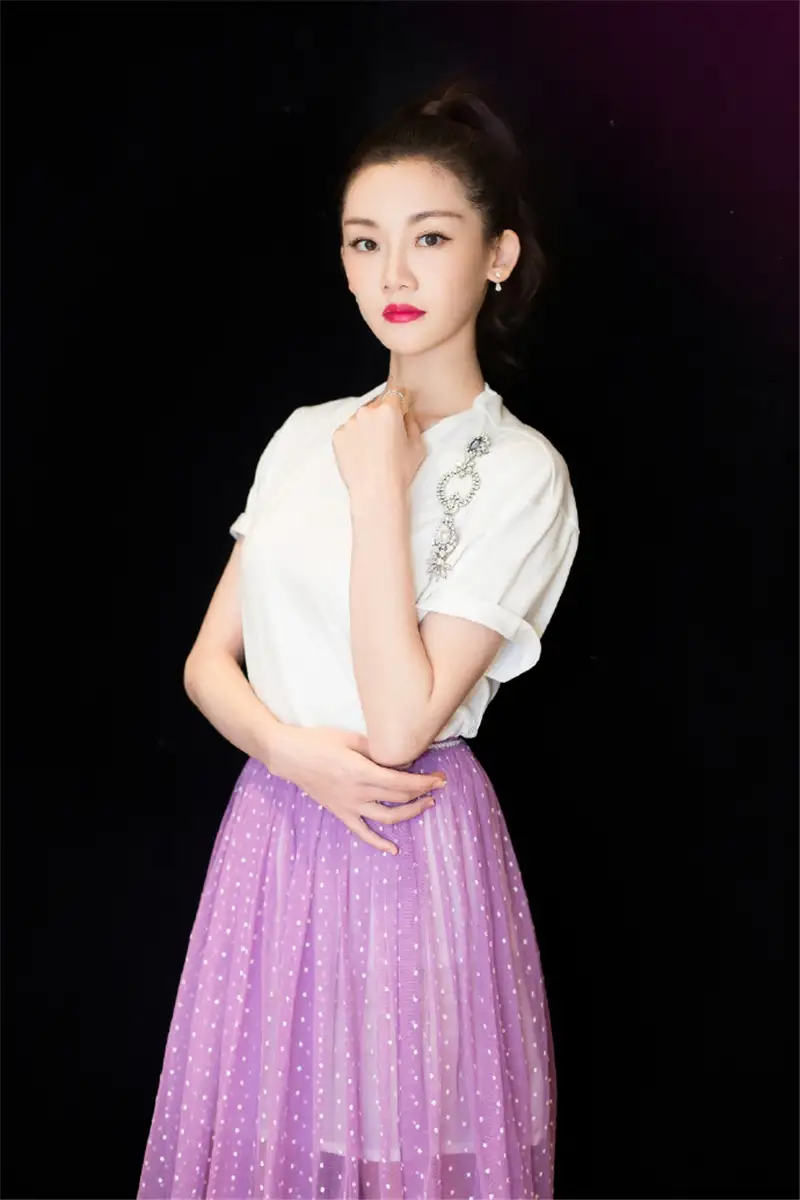 郑恺老婆苗苗气质没得挑,穿红色7分裤配镂空靴,一般人驾驭不了