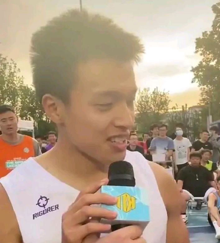 颜值学霸向远方，喜欢健身和打球，却以696分考上清华