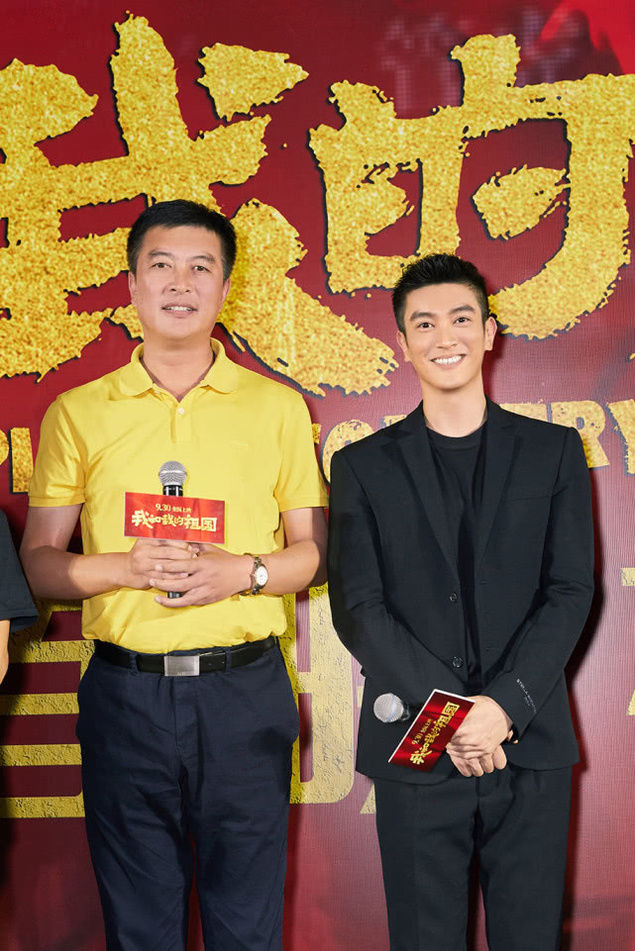 朱涛和演员合影据朱涛回忆,当时负责训练的领导告诉他们,"中国有