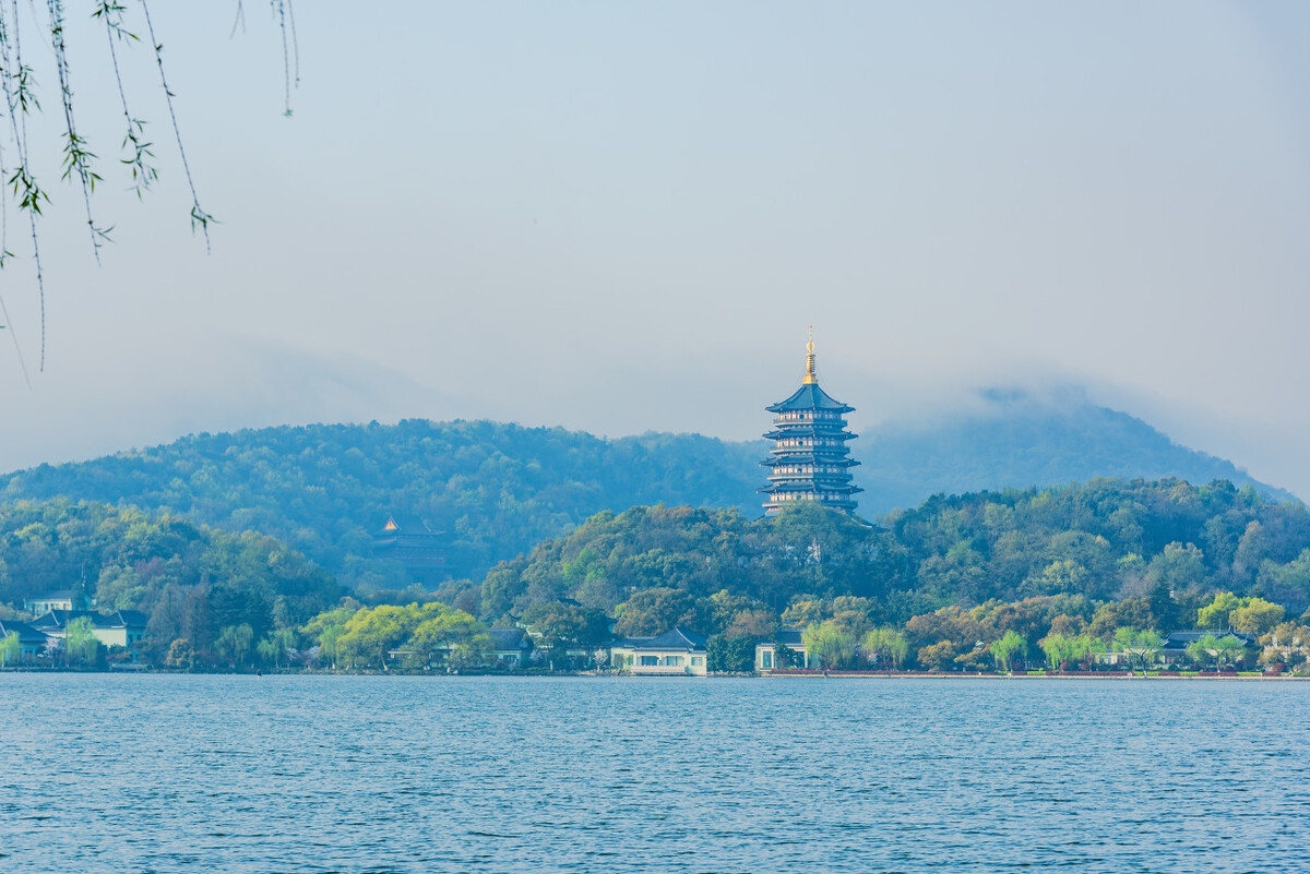 它以一山,二塔,三島,三堤,五湖為基本格局,著名的西湖十景點綴其間.