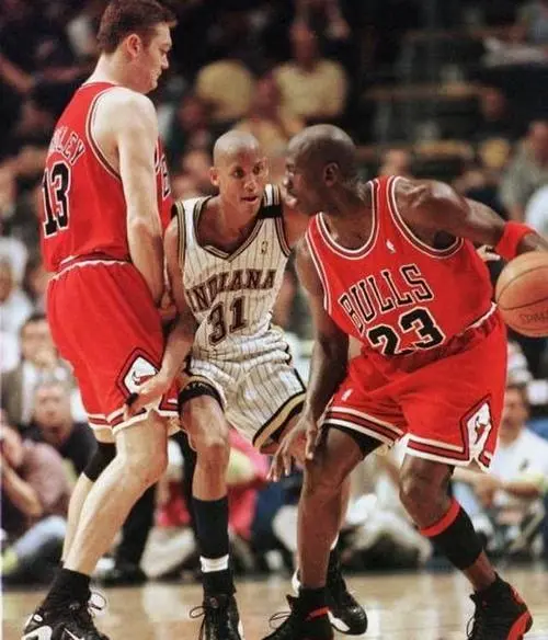 98篮球网nba直播吧（NBA纪实连载27：98年带领内忧外患的公牛三连冠，乔丹彻底封神上卷）