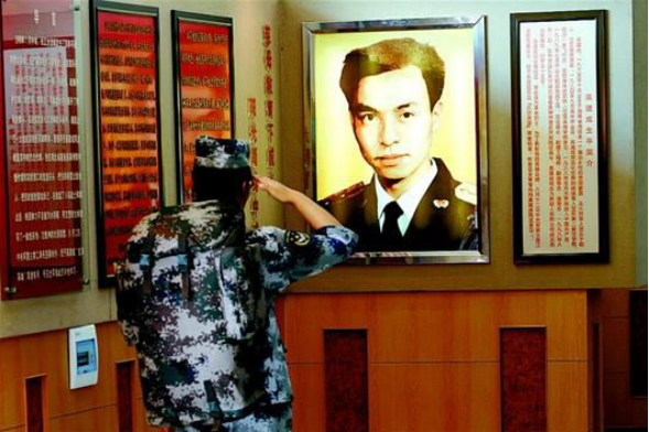 98年抗洪有多悲壮？解放军用身体堵大堤决口，高喊“人在，堤在”