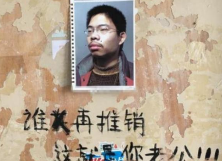 为阻挡学姐推销，大学生寝室贴“奇葩标语”，辅导员看了憋不住笑