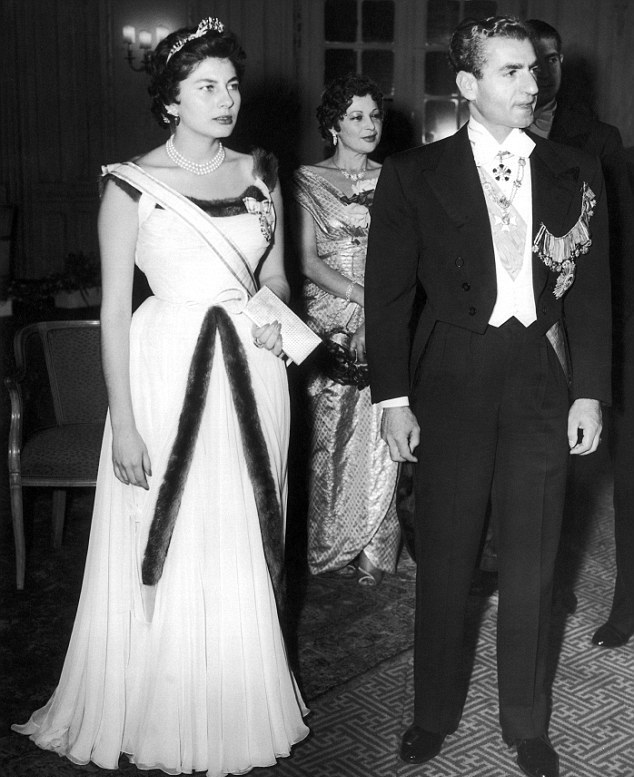 伊朗末代美艳王后！国王宠翻送天价珠宝，却因无法生育被流放