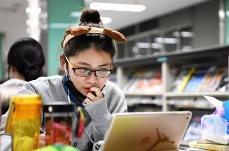 大学生月薪过万很普遍？看完社招、校招后，才懂理想与现实的差距