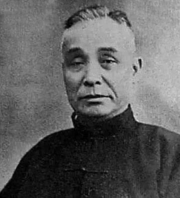 1926年短暂商谈后，老蒋调转枪口，是谁诱导他铁了心与中共为敌？