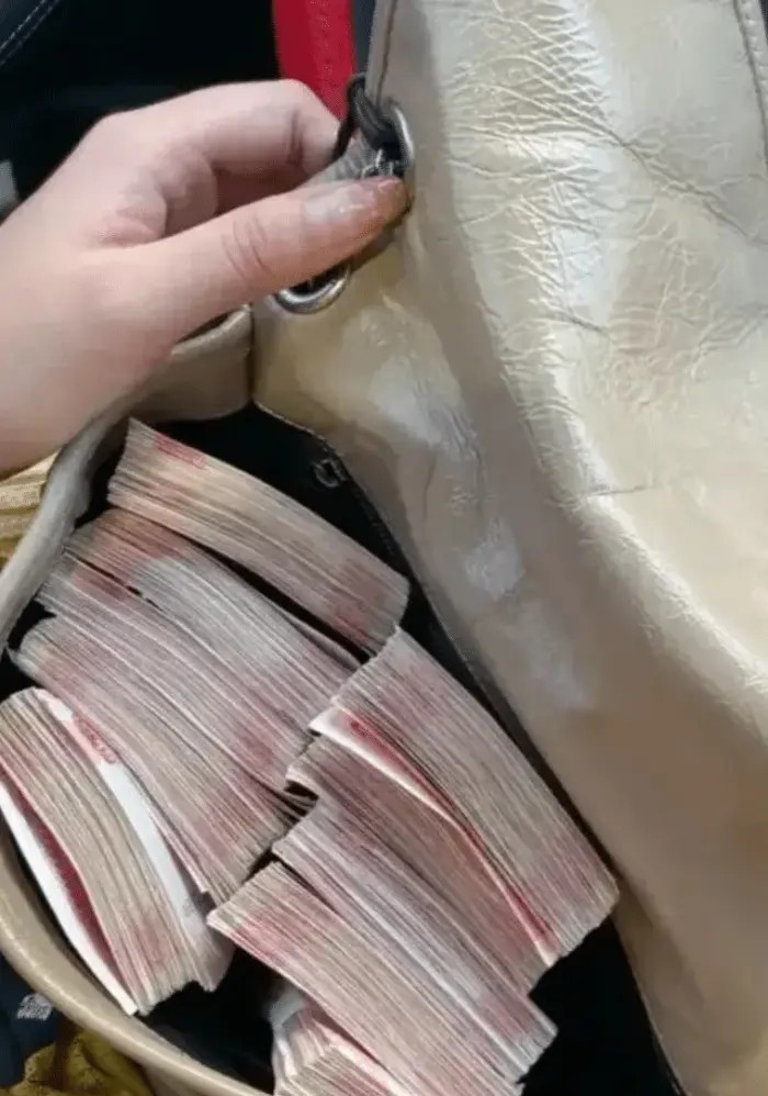 南京喜星电子厂(欢声笑语:富婆把一包钱,扔在你的面前,让你陪她你能