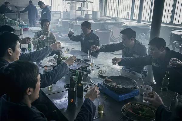 韩国电影《叛狱无间》充满人性的世间，到底该怎样存活