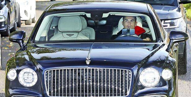 c罗车库有什么车图片（1700万英镑！C罗豪华车库曝光，回曼联马上提宾利，品味独特）-趣拿体育