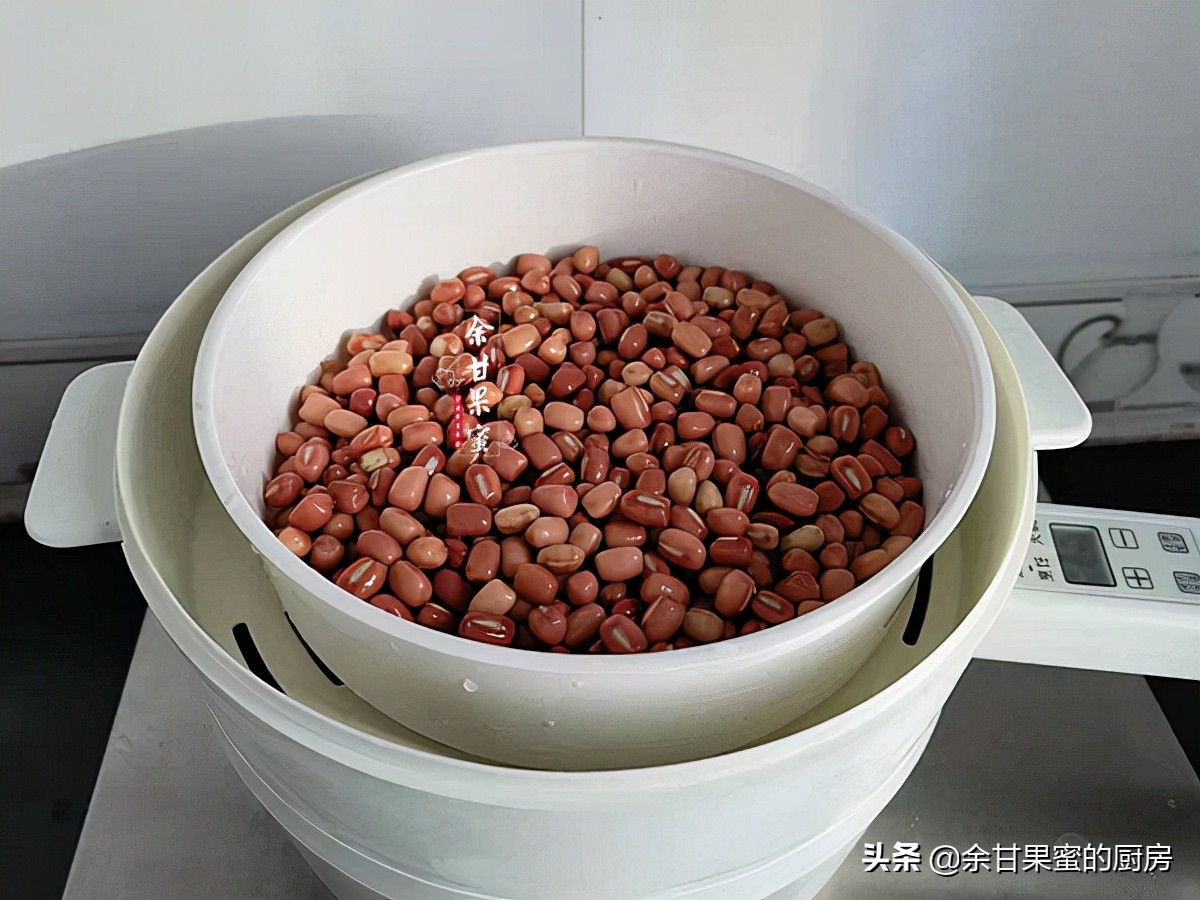 天冷了，用这方法制作发面团，加点红豆同蒸，早餐面食轻松上桌