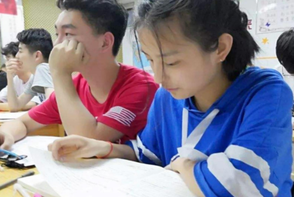 “努力学却学不好”的学科排名，英语仅排第二，榜首曾把人难哭