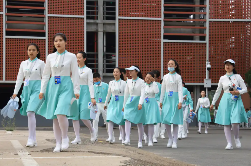 今天，这群大学生在天安门广场为党献上特别祝福！