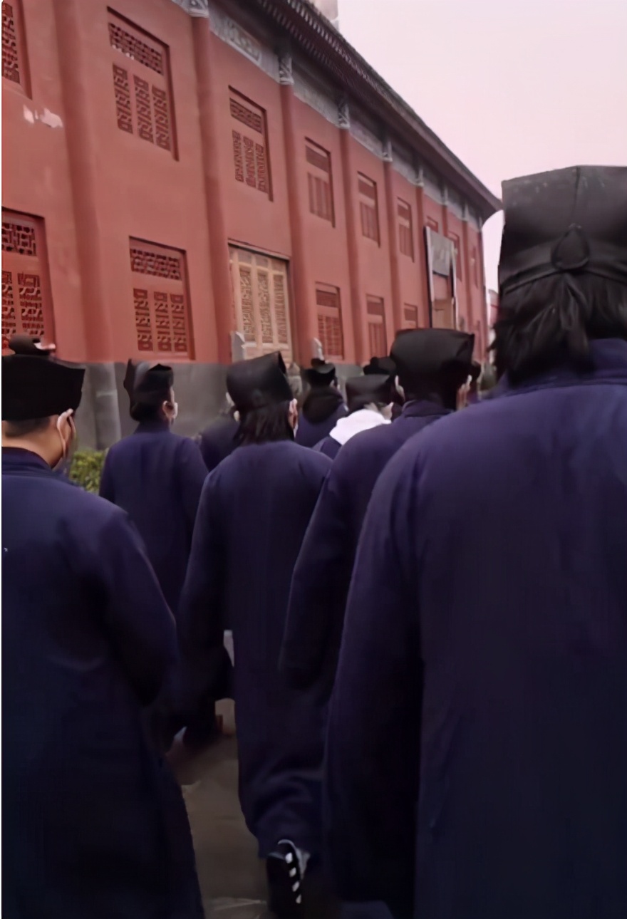 道教学院学生穿道袍上课，武术音律样样学，网友：御剑飞行学吗