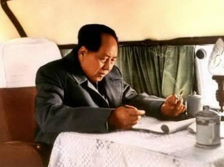 “雷公爷”刘亚楼顶撞毛泽东，毛主席却说：他说了算吧，我管不了