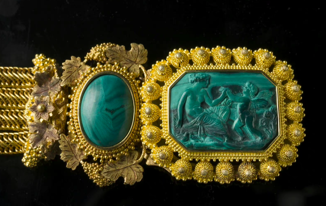 所以你会看到大多数的孔雀石摆件表面都是暗暗的,宝石级的孔雀石则不