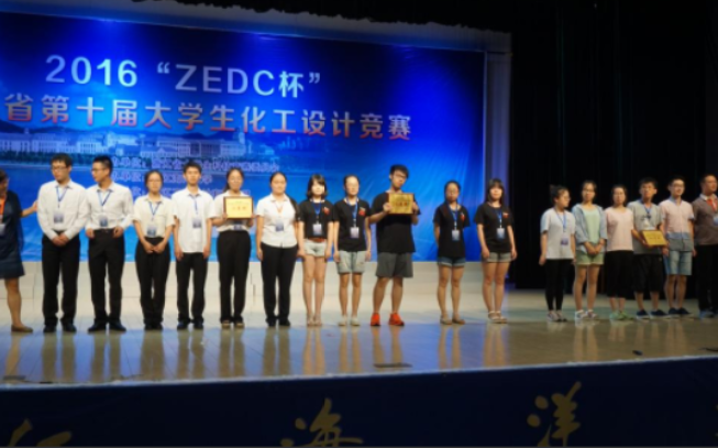 北大校花“毕业照”火了，才华与颜值并存，为何评论却大相径庭