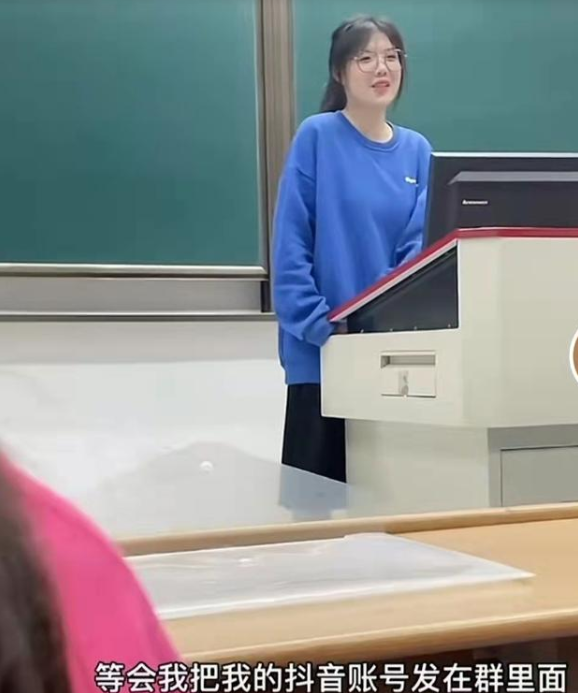 00后新生“社交牛逼症”自我介绍，征服全班同学，网友：接地气