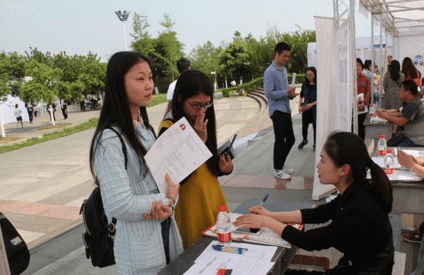 大学生入党决定权在谁手上？这两个人至关重要，别等毕业了才知道