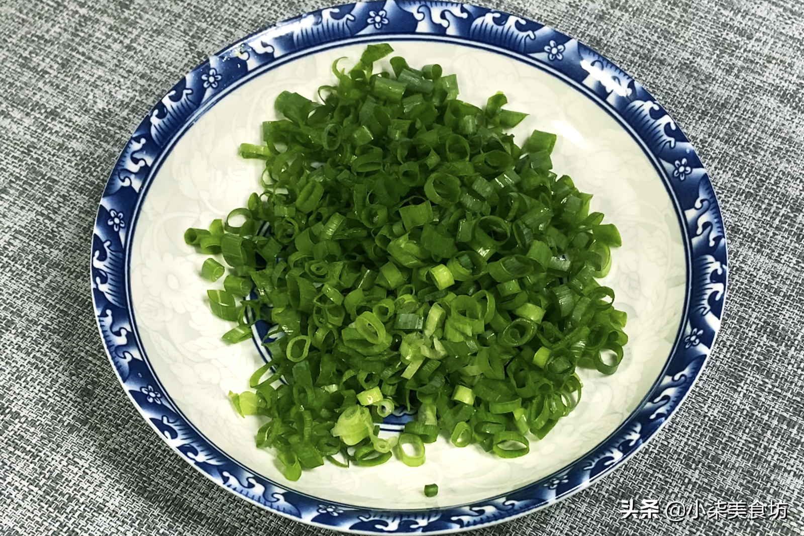 怎么做葱油饼（这样做葱油饼柔软劲道多层）