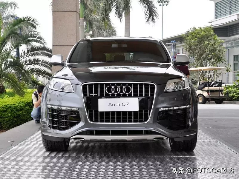 奥迪Q7 2.7T柴油发动机版豪华SUV