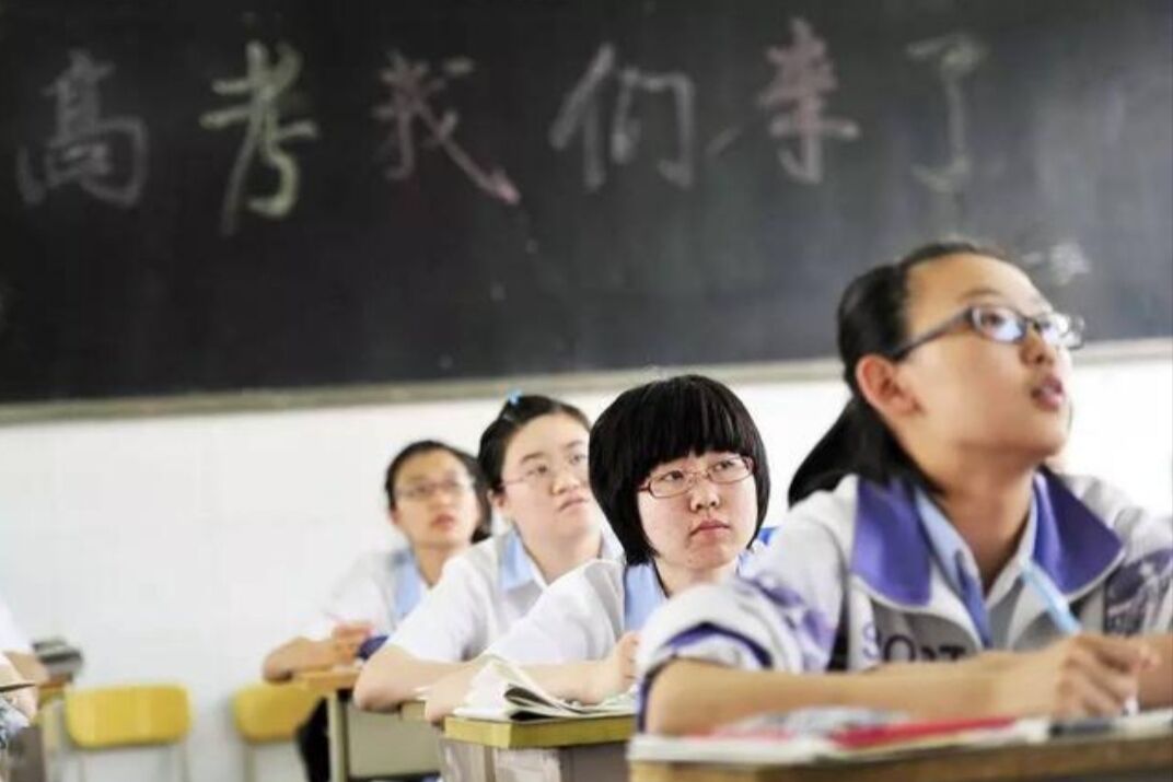 高考期间东三省紫色内裤脱销，寓意让人憋不住笑，外省人表示不懂