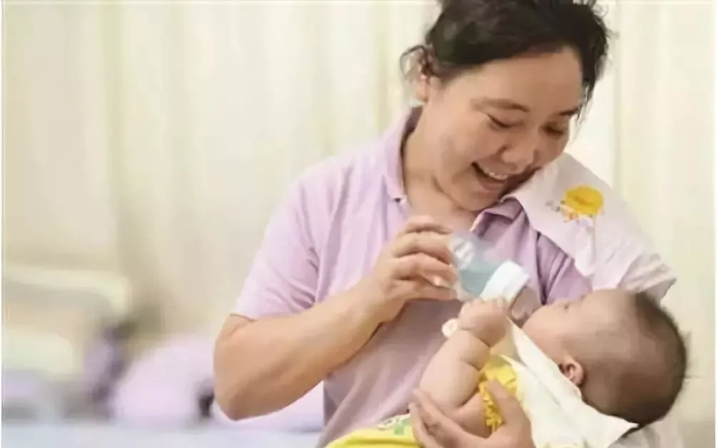 聘请月薪8000元的金牌月嫂,仅仅三天就把孩子摔成重伤