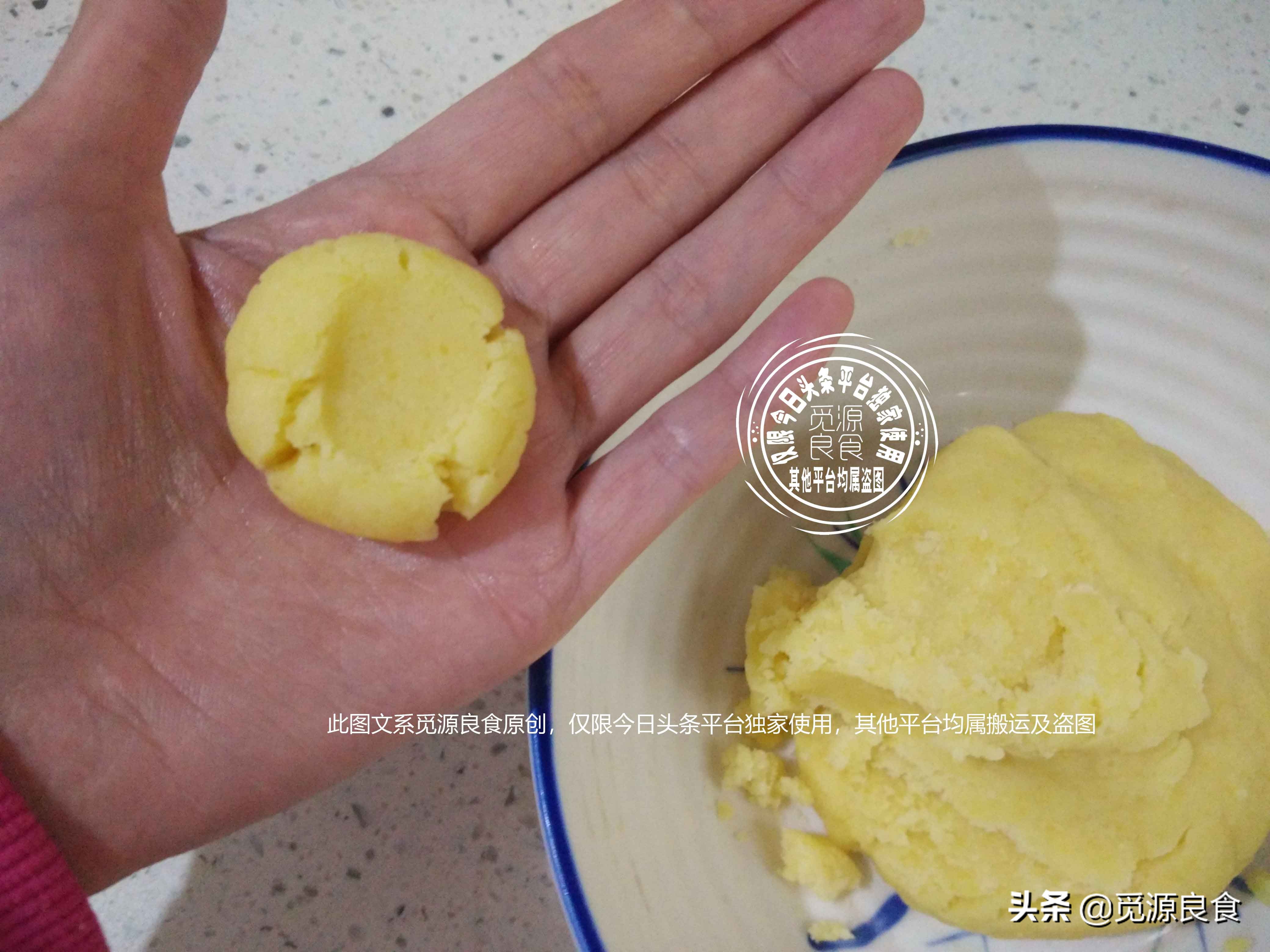 一碗面粉两个鸡蛋，不用烤箱，自己在家做饼干，比甜品店还美味