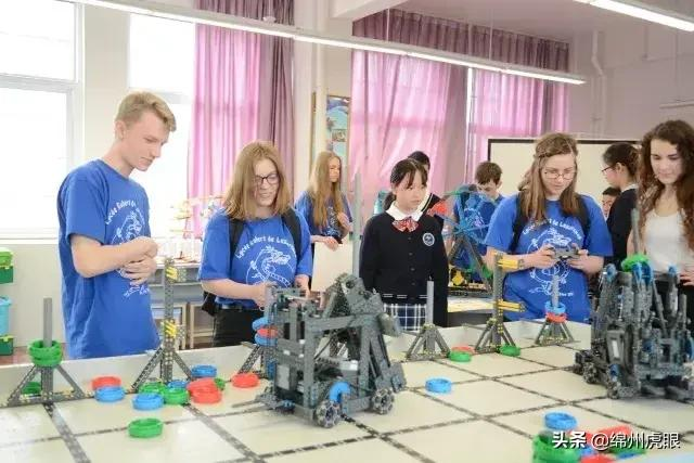 好心疼！绵阳十二三岁的娃娃，竟被学校赶下田去插秧子