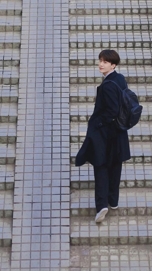 范丞丞发照片挣480万，他拍戏的剧组在南大以75元价格招学生群演