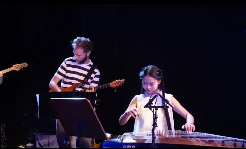 95后中国姑娘蒙着面纱，凭一台古筝惊艳法国街头