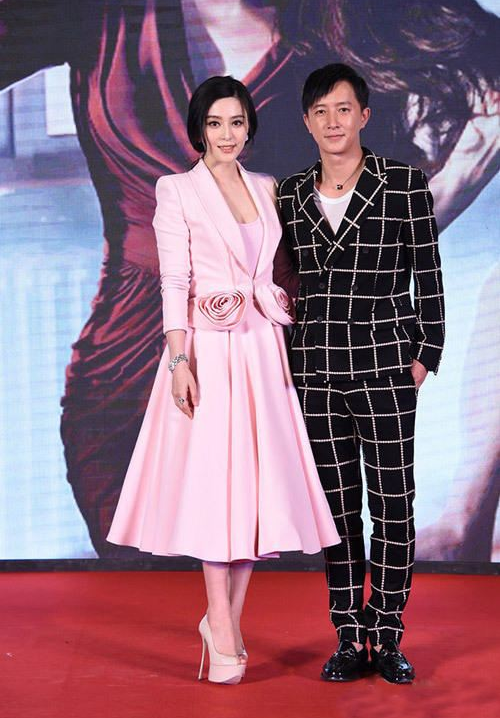 美女开裆裤(赵丽颖造型更出圈了,转变风格后,美成了优雅野性风)