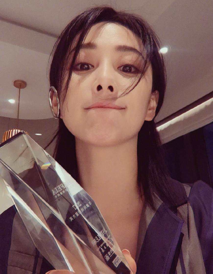 张馨予：一位被演艺耽误了的艺术家，她的国画比大师都专业