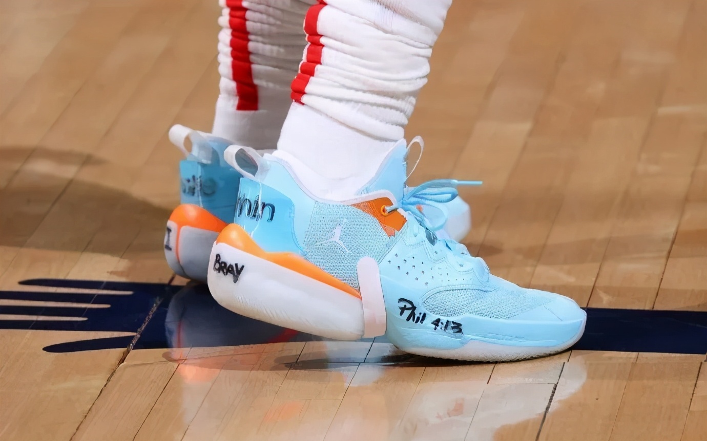 斑马纹的耐克篮球鞋(nba球员上脚:詹姆斯穿第18代战靴,威少的斑马纹