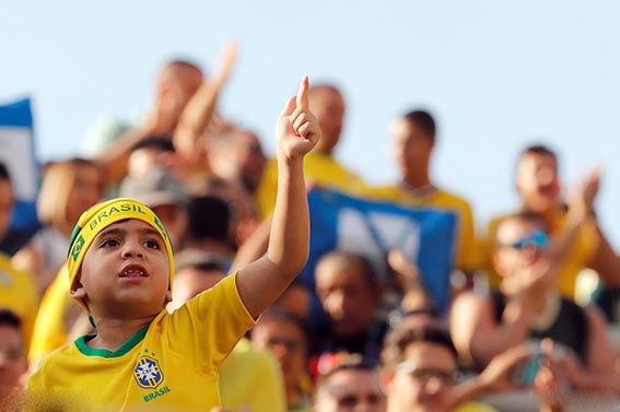 巴西对秘鲁角球数(巴西8强战存一大隐患！主力后腰累积黄牌停赛，后防将经受考验)